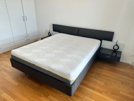 Doppelbett mit Lattenrost, Nachttischen und Beleuchtung 