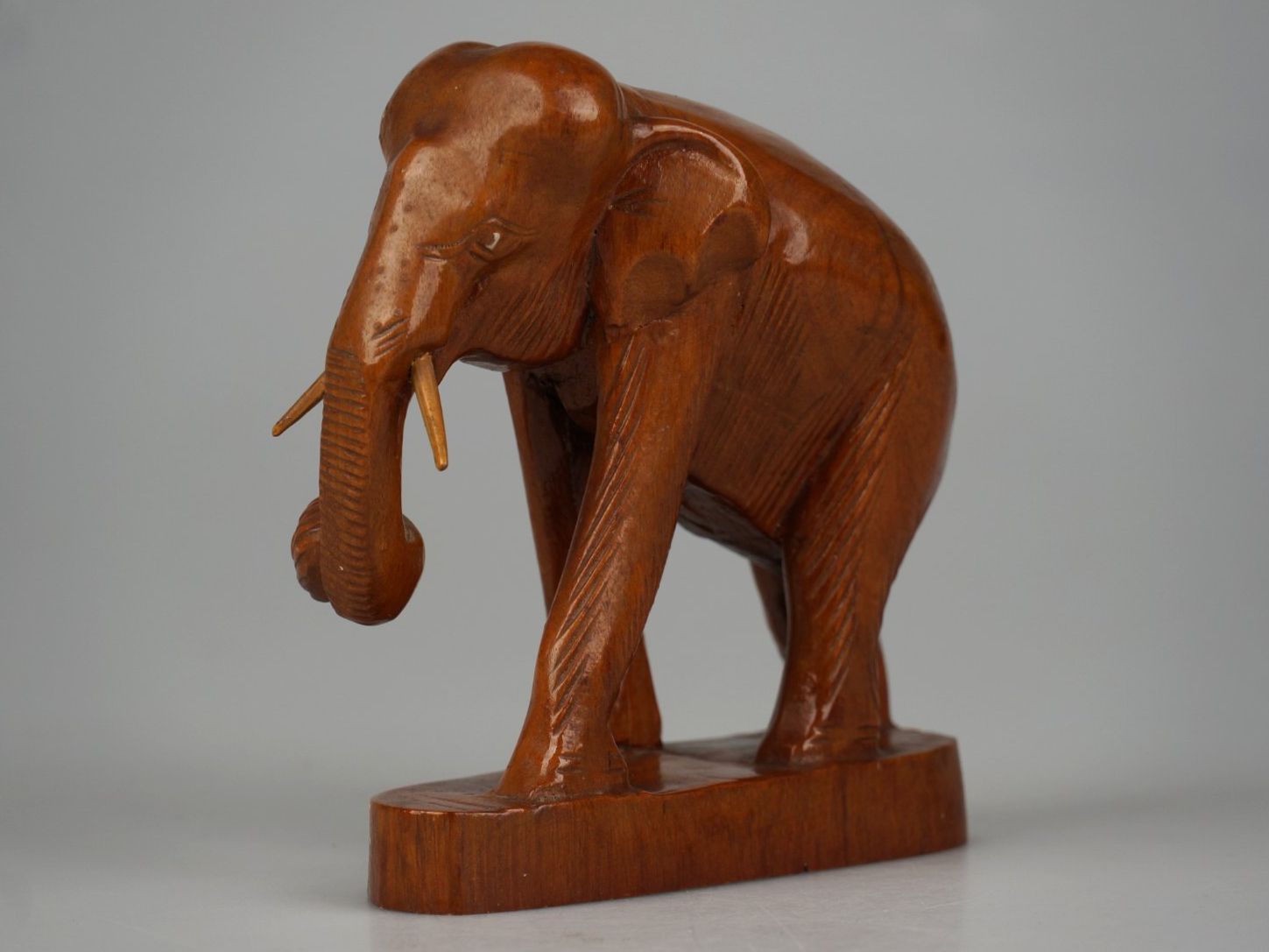 Figurines: Handgeschnitzte Elefantenfigur aus Holz 6" – D'occasion à Rüti ZH par Restwert_Rueti_ZH