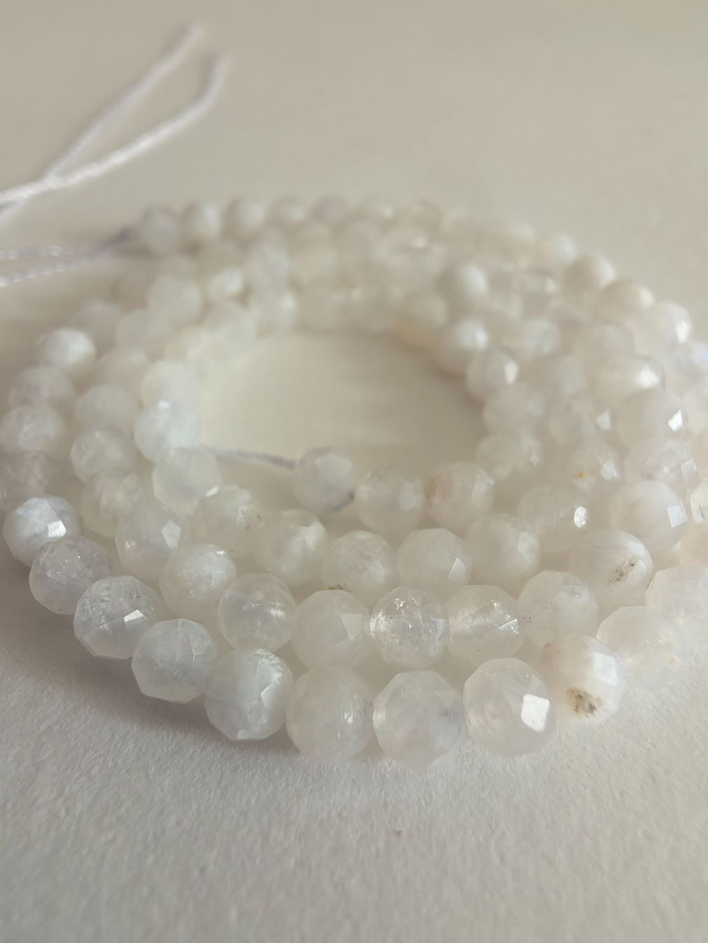Minerali & Pietre curative: Mondstein facettiert 4mm. Strang – Nuovo e nell'imballaggio originale da Menziken venduto da Mirager