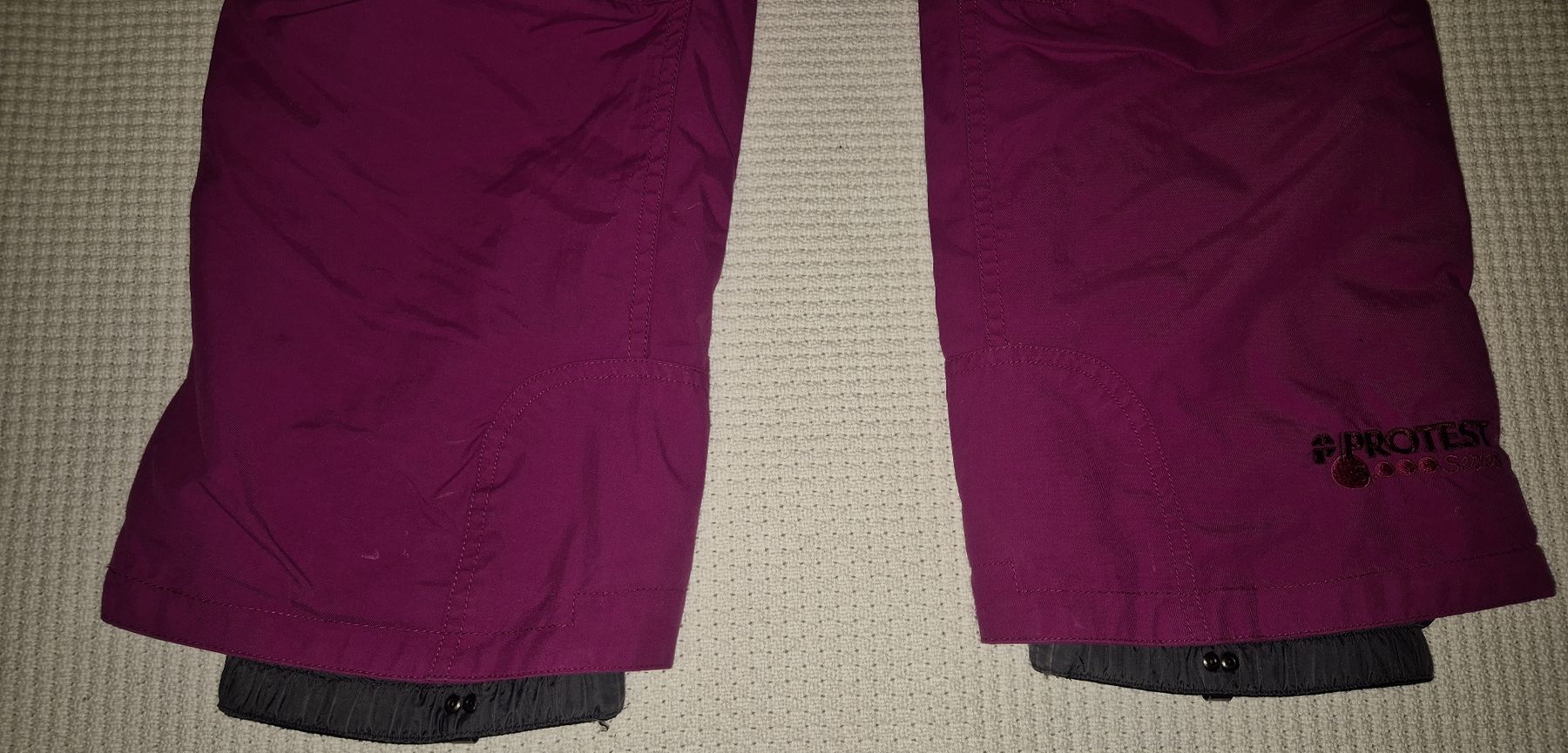 Sci: Pantalon de ski Protest violet taille 128 usagé – Usato da Le Locle venduto da Arya4 2