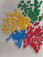 rote, blaue, gelbe und grüne Duplo Teile
