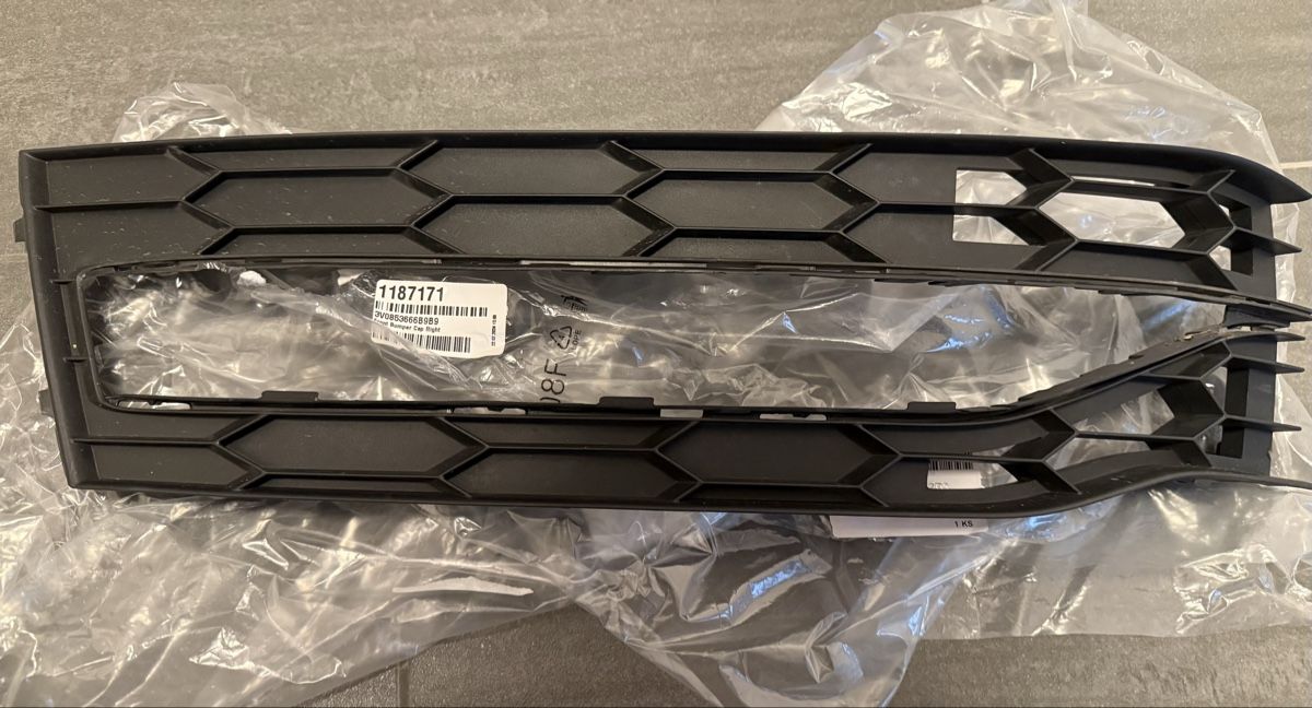 Skoda Tutti pezzi di ricambio auto: Skoda Superb Frontgrill unten – Usato da Gipf-Oberfrick venduto da Mini_FRK 5