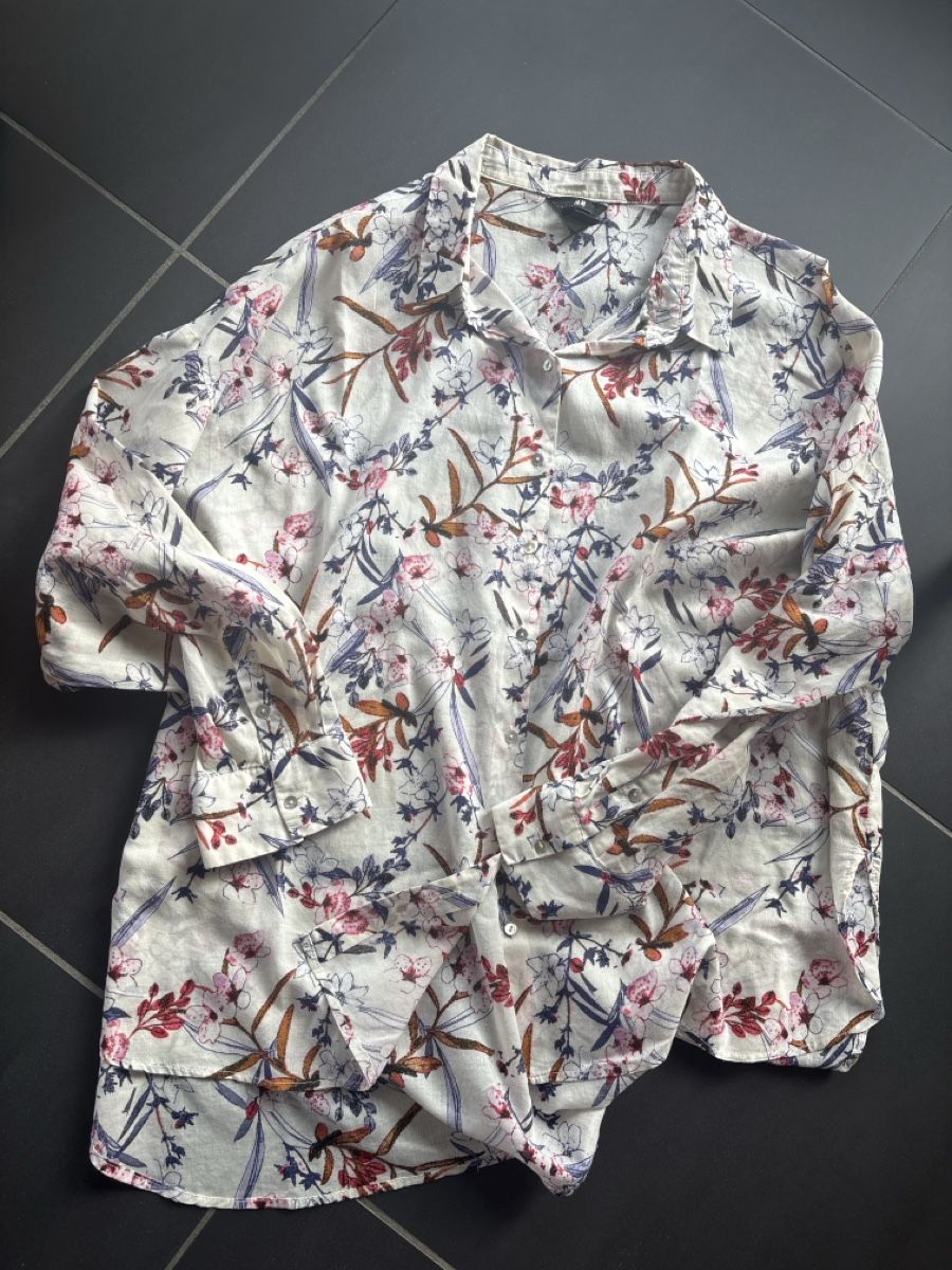 H&M Camicette: H&M Bluse mit Blumenmuster, Grösse 44 – Usato da Knonau venduto da ReMaaaan