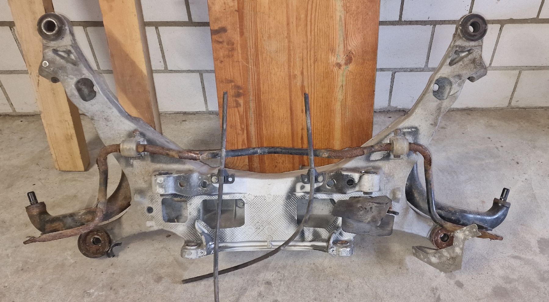 Volvo Tutti pezzi di ricambio auto: Original Volvo Hinterachsträger – Usato da Schalunen venduto da Frost8 1