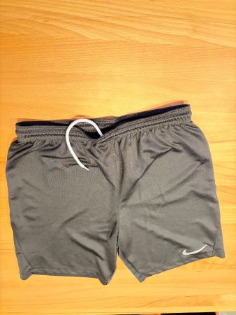 Kurze Sporthose von Nike Gr 152 schwarz