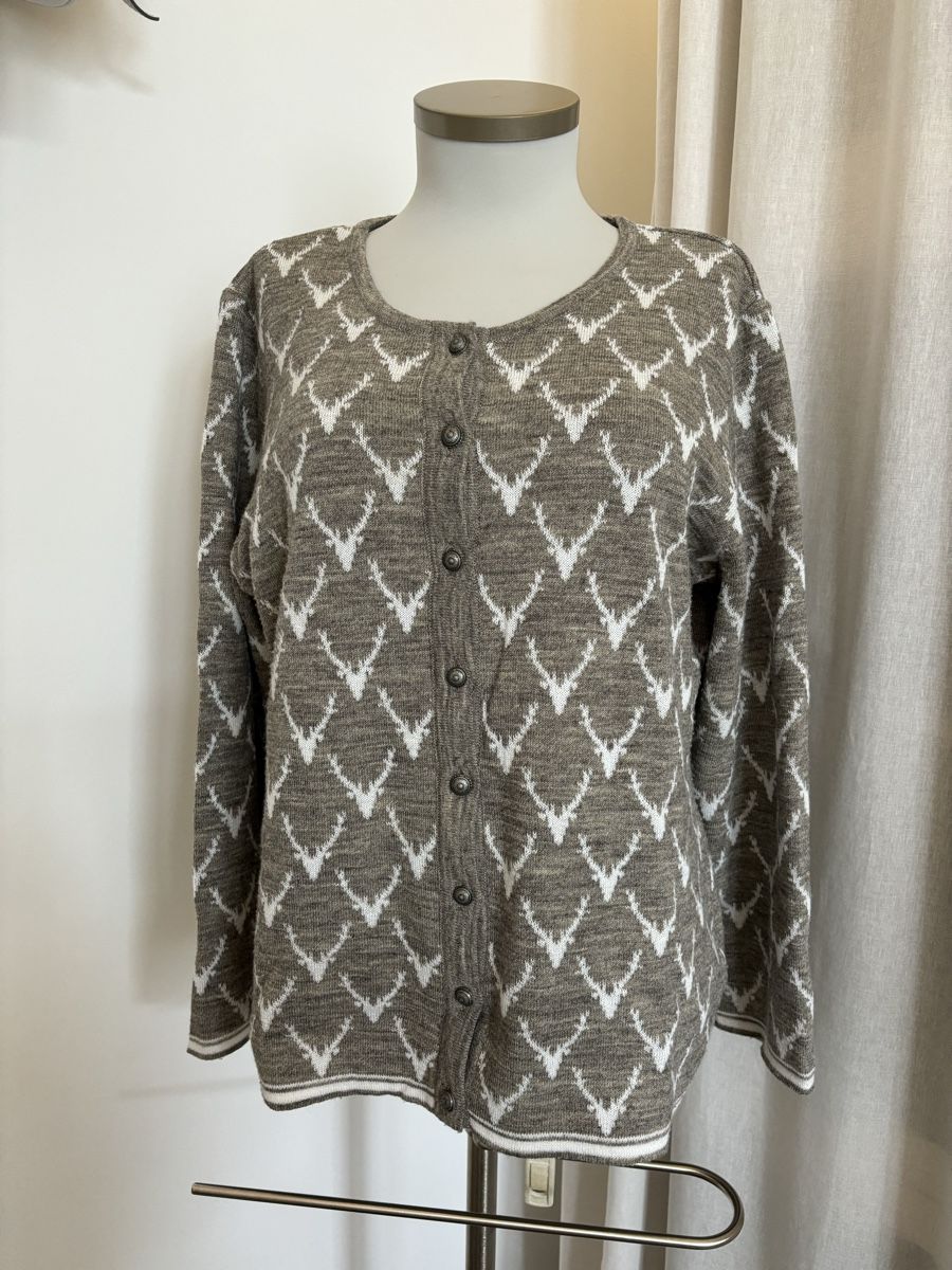 Jacken: Trachtenstrickjacke Urschten Gr. 44 Hirschmuster – Neu (gemäss Beschreibung) aus Bäretswil von Viechel