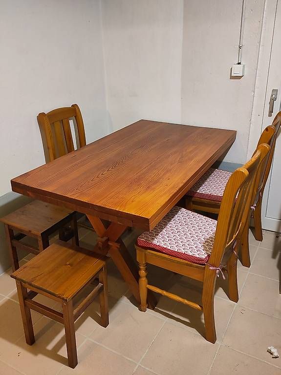 Set di tavolo e panche: Table en bois massif chaises et tabourets  – Usato da Yverdon-les-Bains venduto da stephanie.kaelin