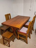Table en bois massif chaises et tabourets 