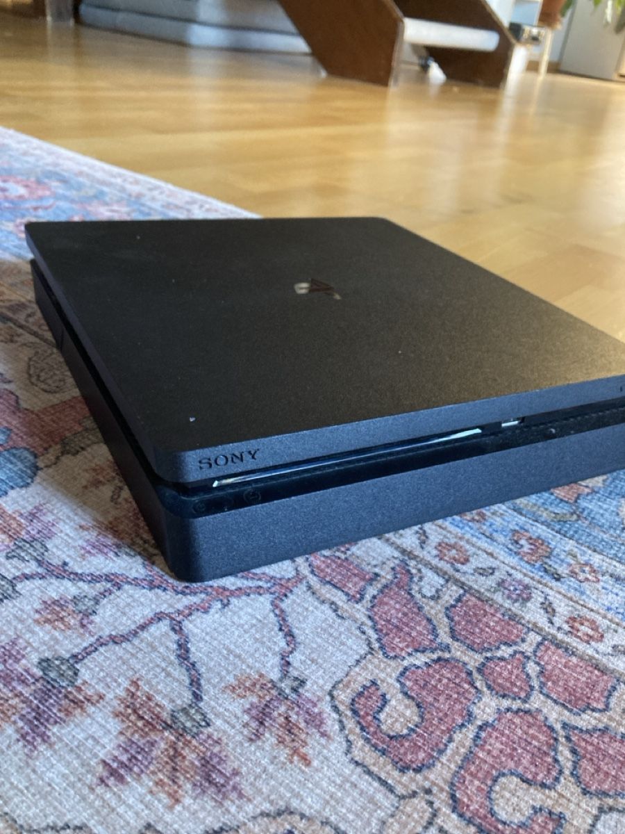 Sony Console: PS4 mit 3 Controller und 4 Spielen  – Usato da Zürich venduto da Benji_u_Co 5