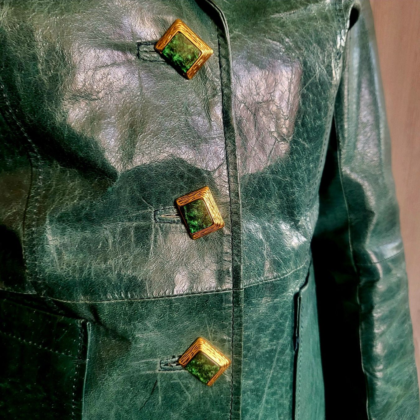 Vero Moda Jacken: Veste cuir vert émeraude, boutons bijoux, S. – Gebraucht aus Neuchâtel von wikit 2