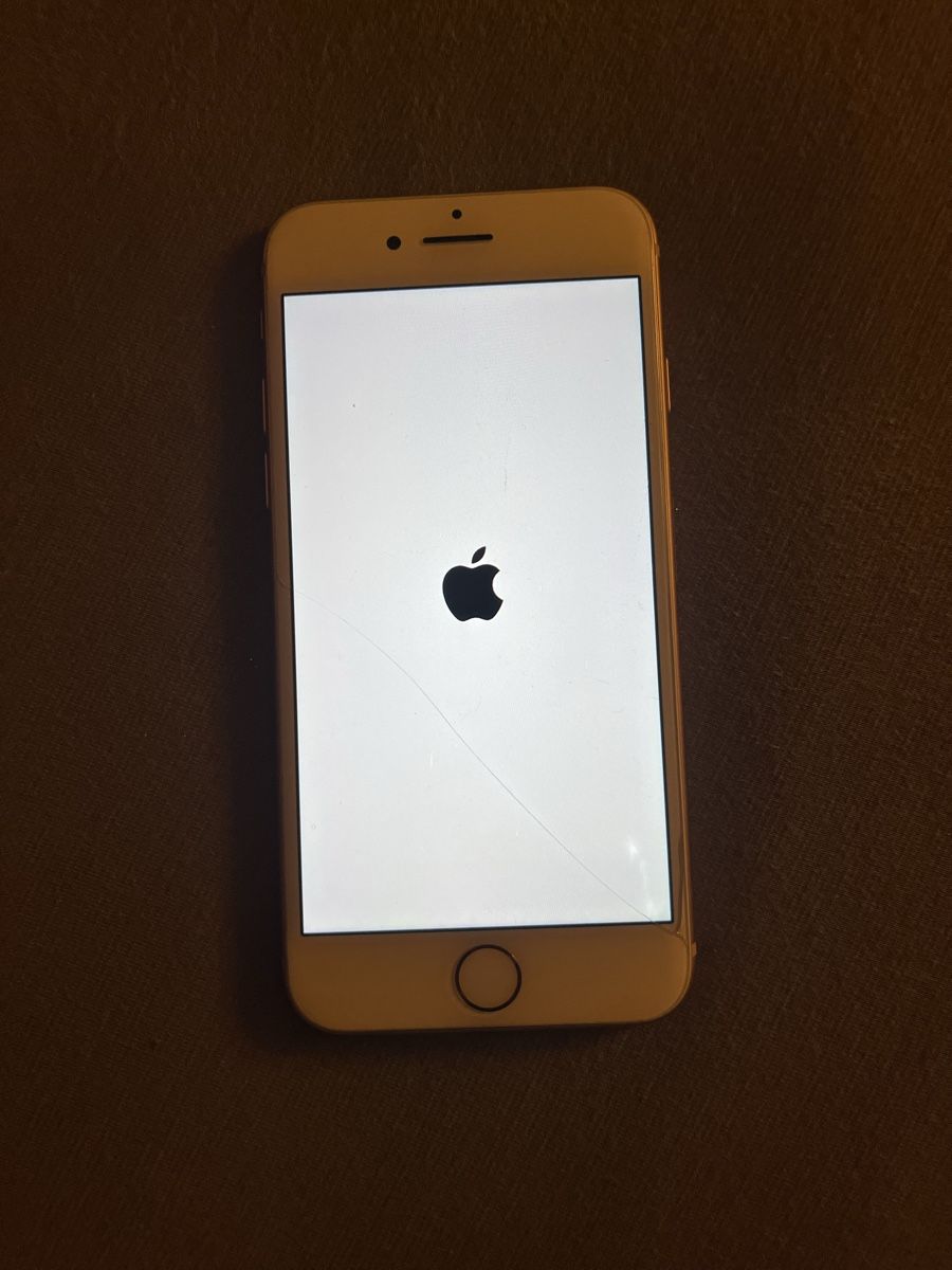 Apple Handys / Smartphones: Iphone 8, aussen defekt  – Defekt aus Baden von AnnikaBaettig