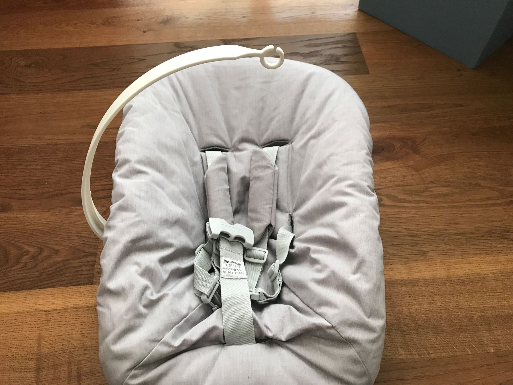 Stokke Seggioloni: Newborn Set mit Spielzeughalter Light Grey – Usato da Wollerau venduto da Oriole83 1