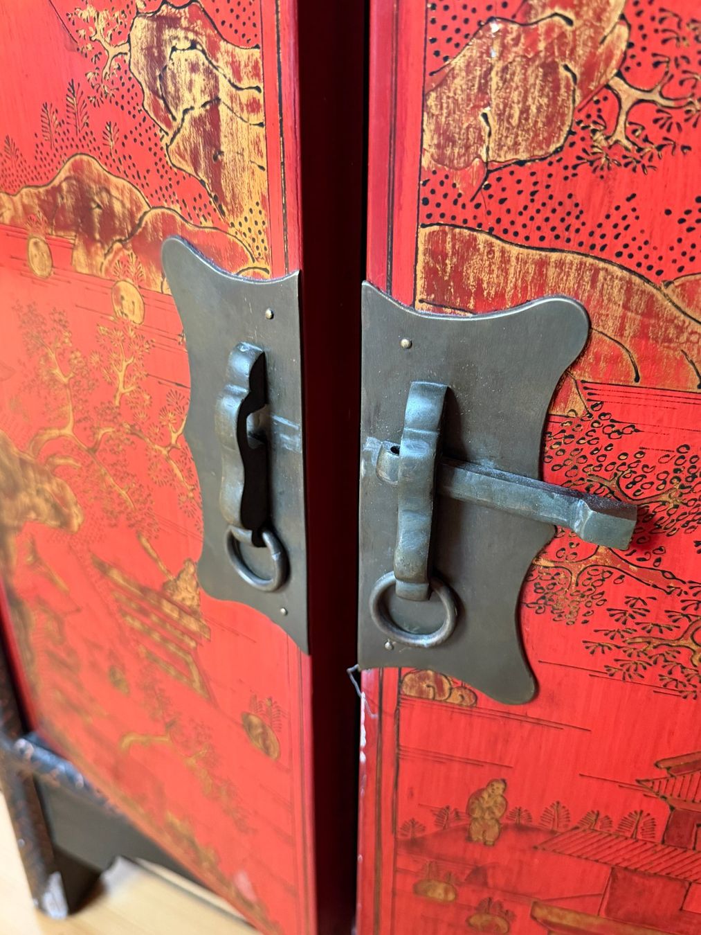 Cassettiere: Asiatische Kommode, rot-schwarz, antik – Usato da Wil SG venduto da Diomaiuta61 7