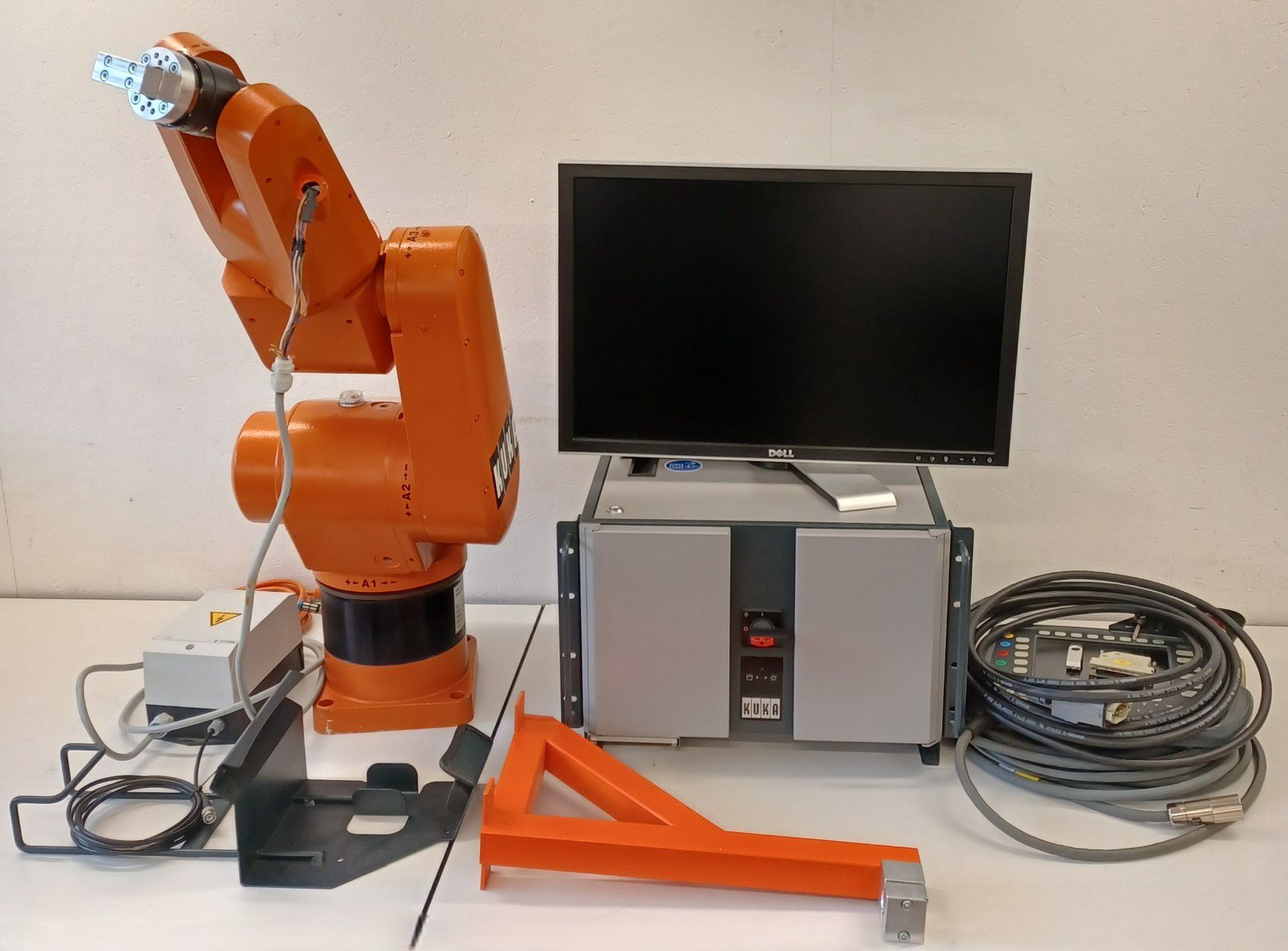 Accessori da laboratorio: Kuka KR 3 6 axis robotic arm – Difettoso da Niederdorf venduto da LeptonAG_Labor