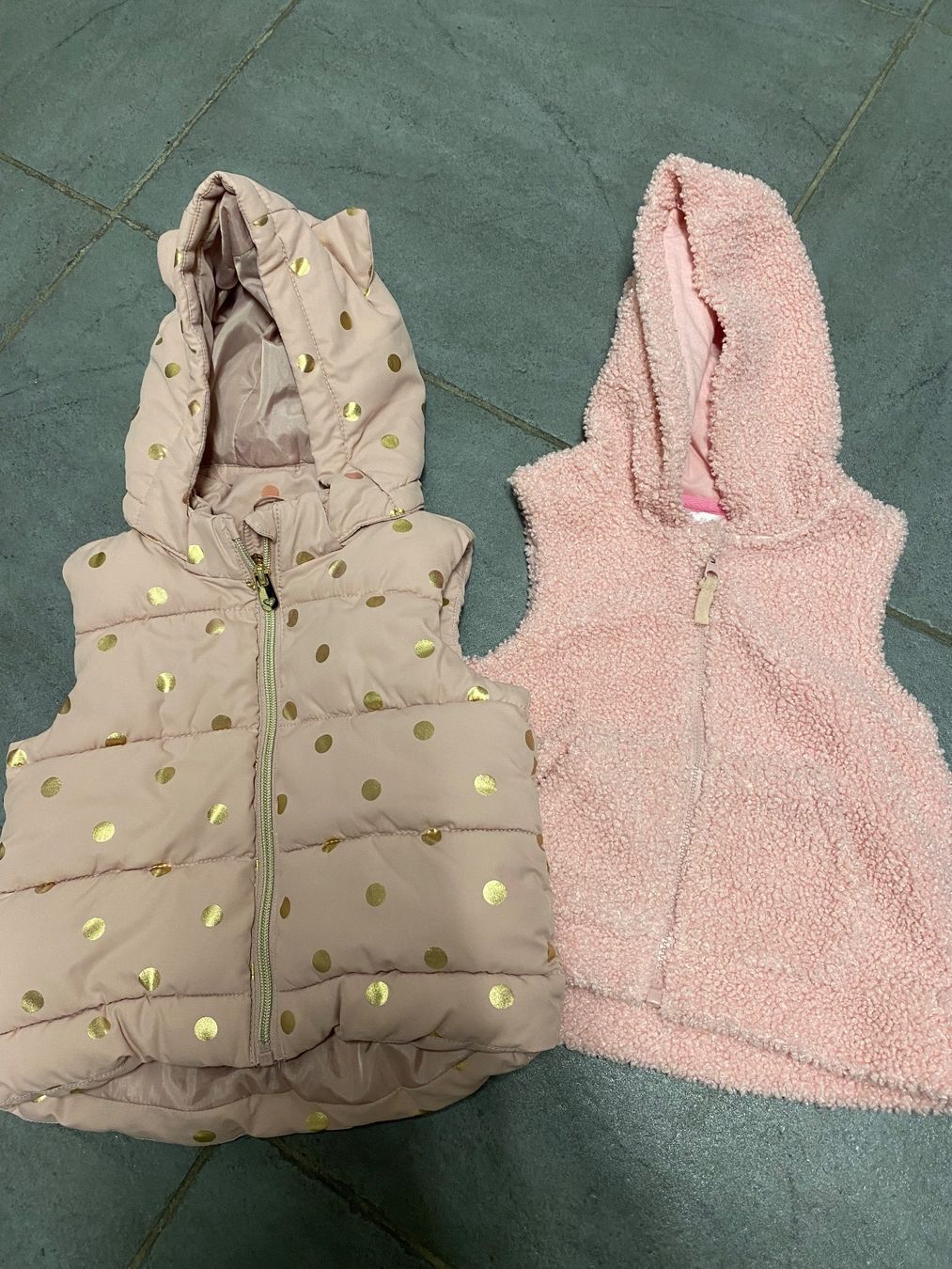 Kleiderpakete & -sets: Kindergilets Gr.86 – Gebraucht aus Haag (Rheintal) von 2026Top