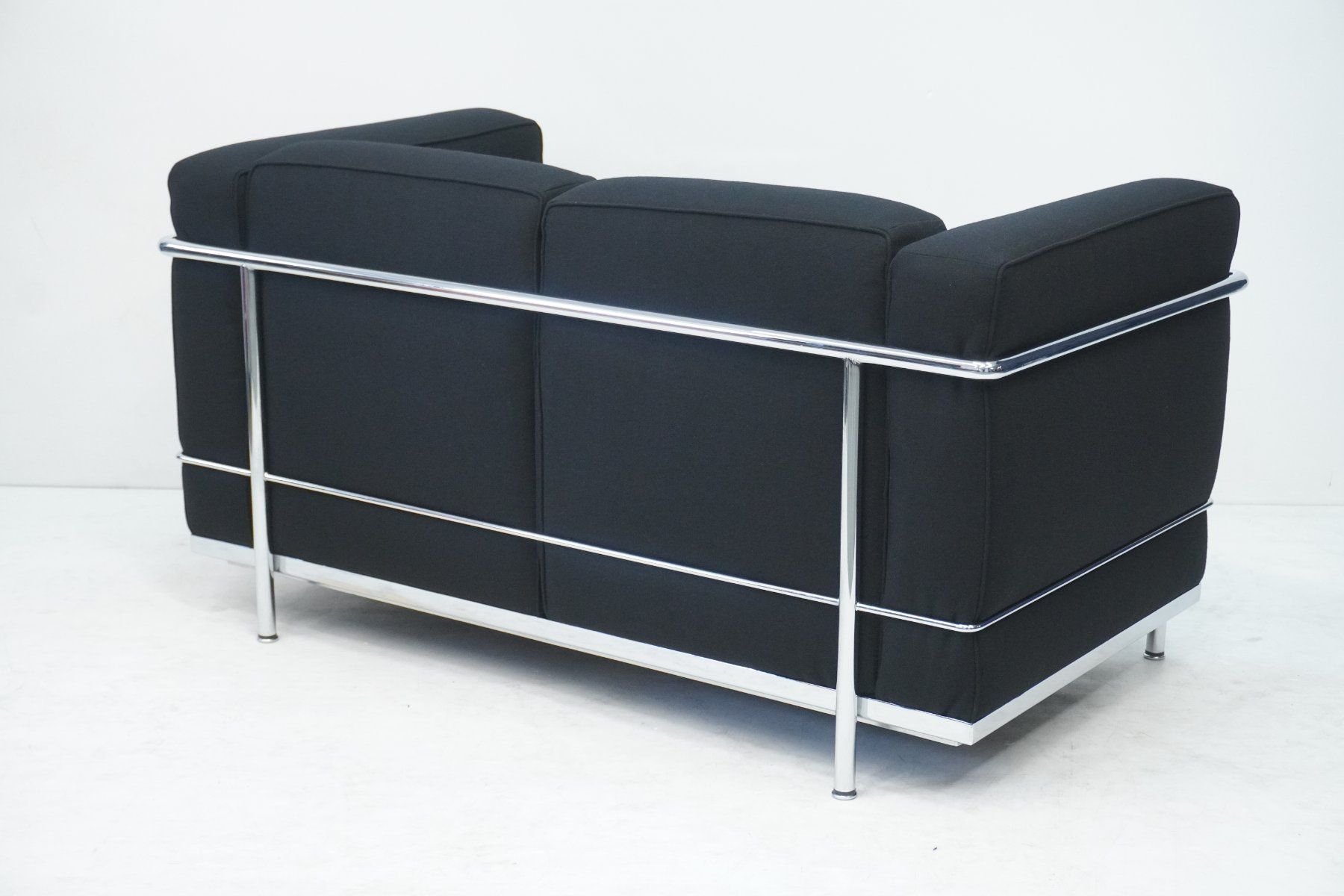 Cassina Sofas: Cassina LC2 2er Sofa Le Corbusier Stoff schwarz – Gebraucht aus Bad Zurzach von QLASSIQ 2
