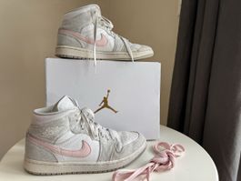 Sneaker WMNS AIR JORDAN 1 MID SE, Rosa Weiss Gr. 41