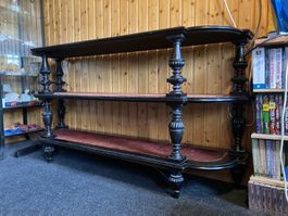 altes schwarzes Sideboard / Regal