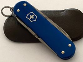 Victorinox Classic Alox glatt blau Couteau Werbemesser