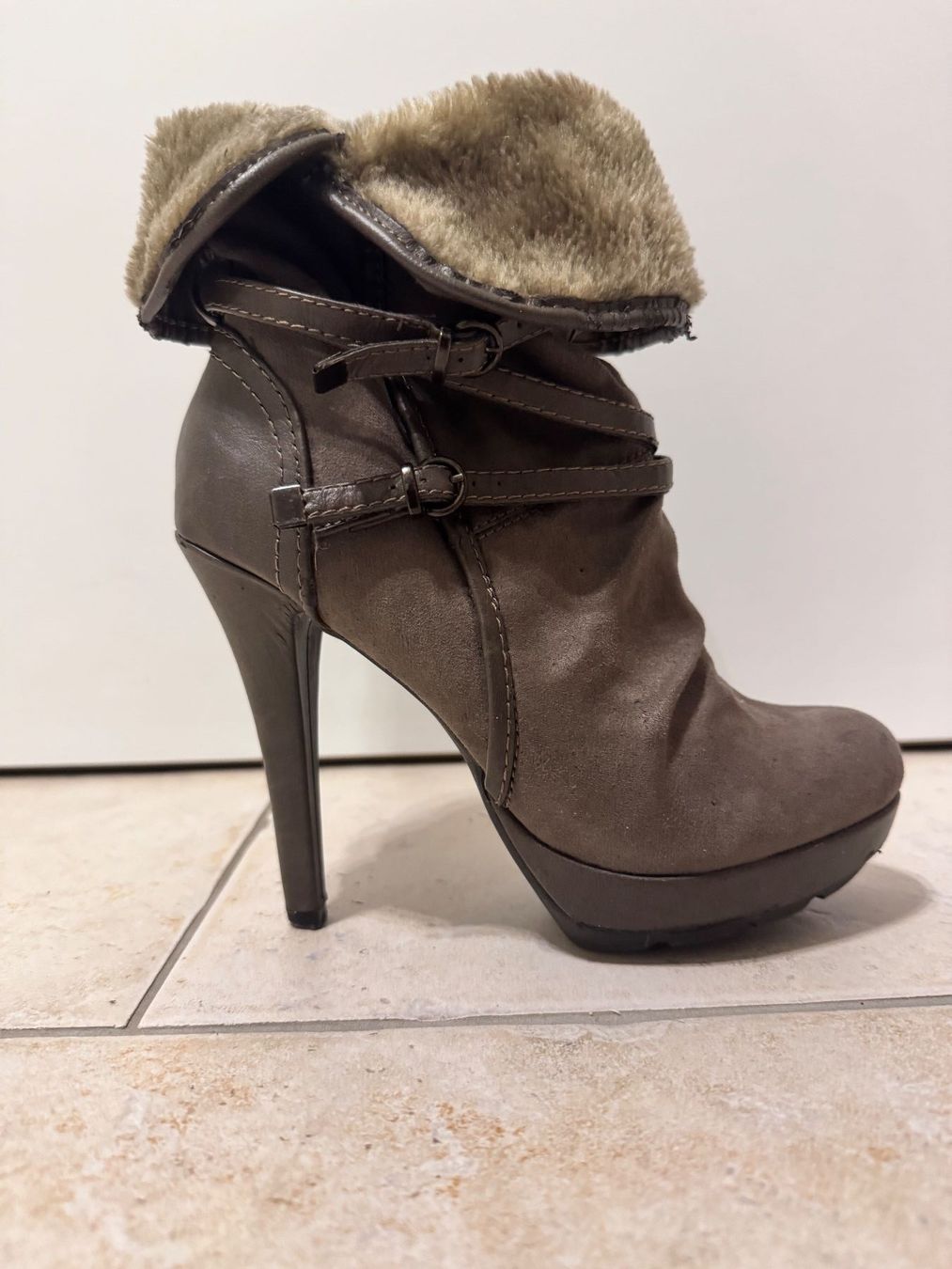 Scarpe da donna: Graue Stiefeletten, Grösse 37 – Usato da Oberglatt ZH venduto da Crazymouse 1