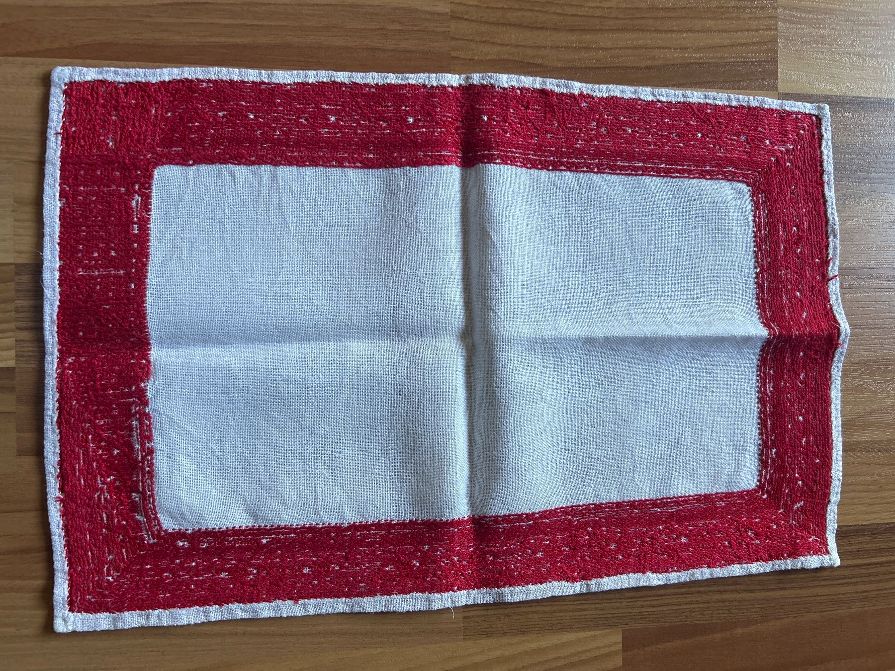 Set di tavolo e panche: Handgesticktes Deckchen, rot/weiss, Vintage – Usato da Villnachern venduto da RicardoMary 1