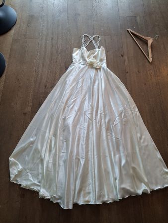 Elegantes, elfenbein-farbenes Brautkleid  mit Rosen, 36
