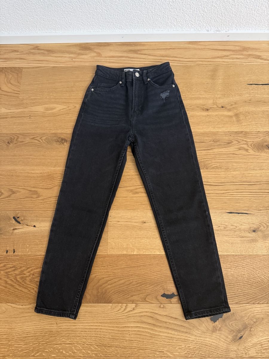 Bershka Jeans: Schwarze Bershka Mom Jeans, Gr. 32 – Gebraucht aus Bern von fab_tx65