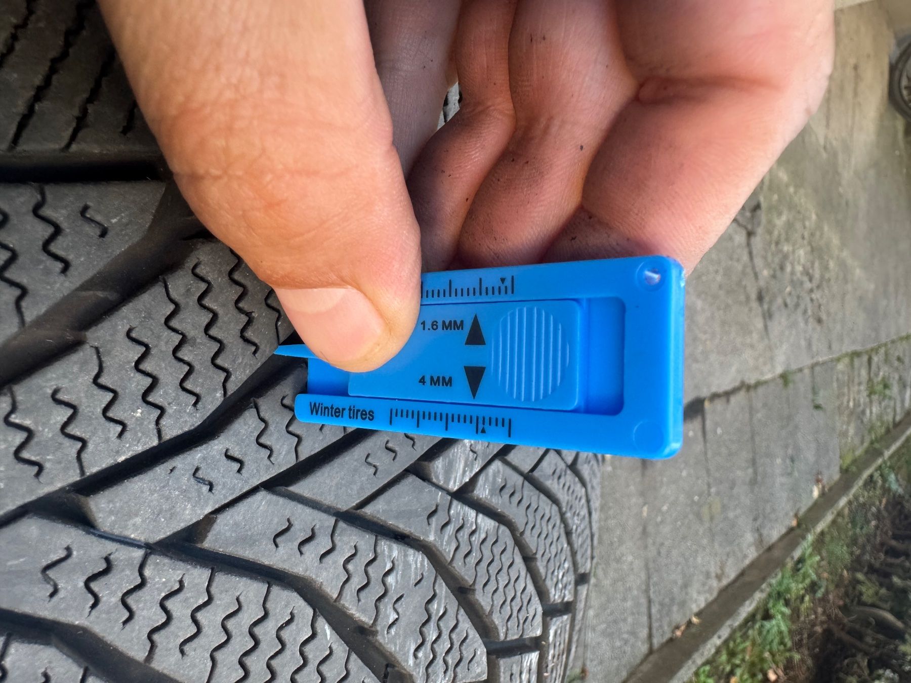 Sonstiges Schreiben & Zeichnen: Winterreifen 245/40 R18, – Gebraucht aus Rorschach von Andrey-996 5