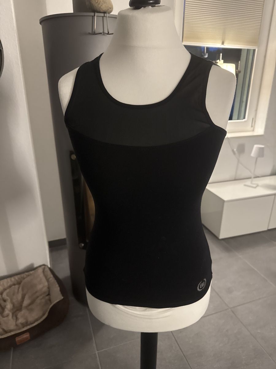 Top: Schwarzes Sporttop von Body Engineers – Usato da Niederscherli venduto da Doene0