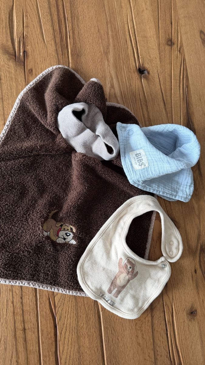 Lotti di vestiti: Diverse Socken, Kappen und Lätzchen – Usato da Grüningen venduto da kaelstrom69 2