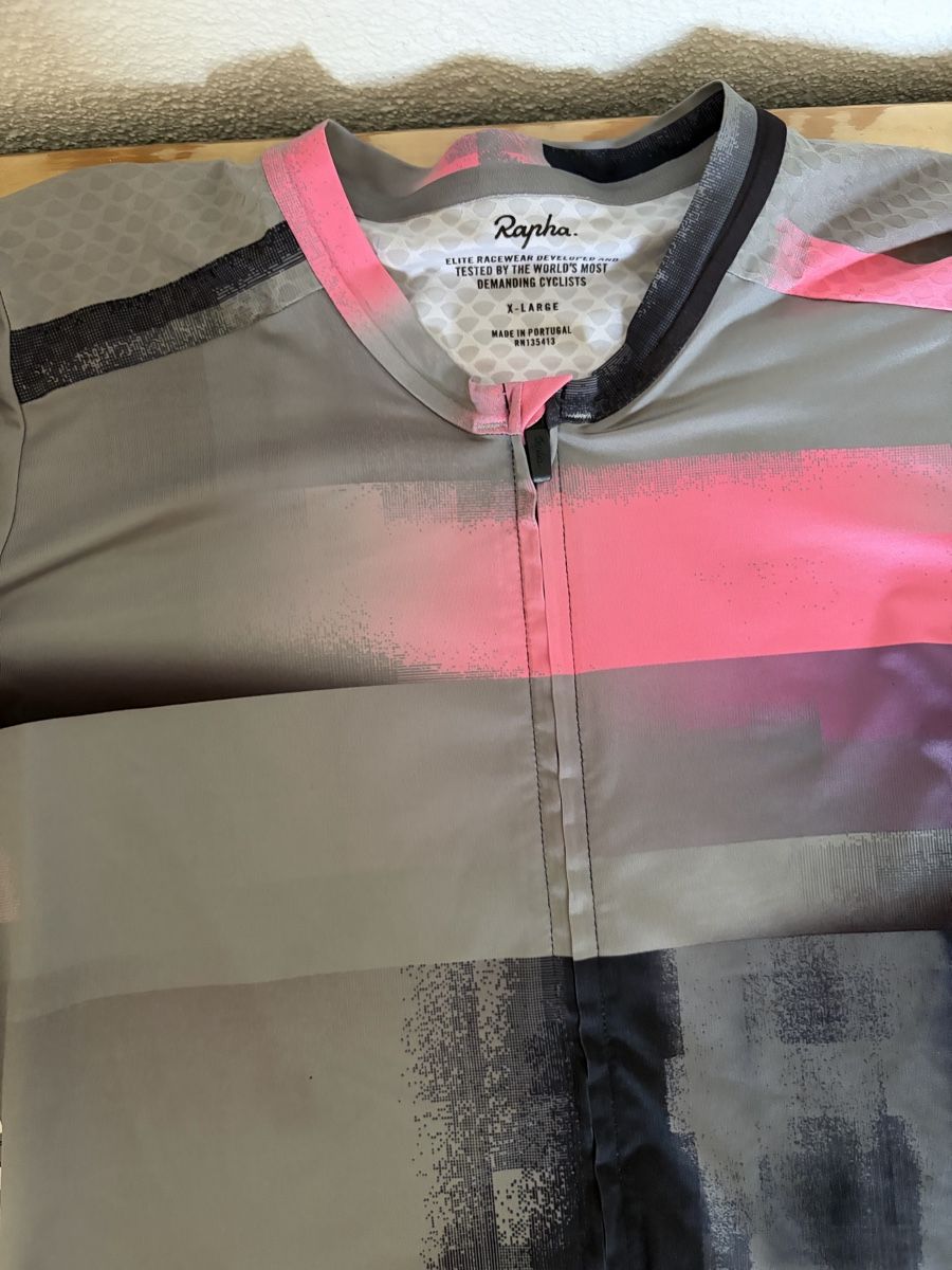 Rapha Lots de vêtements: Rapha Cycling Pro set - bibs + jersey + socks + cap  – D'occasion à Zürich par JAGD-bikes 4