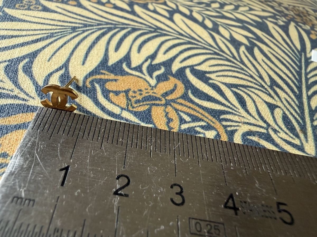 Ohrringe & -stecker: Goldfarbene Ohrstecker Doppel-C Design – Neu und originalverpackt aus Zürich von Lefebvre_Elisabeth 3