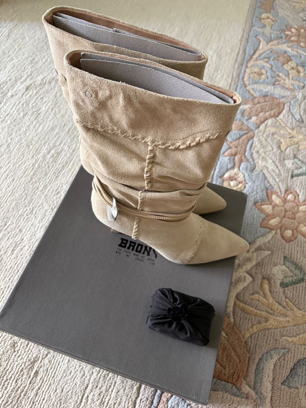 Damenschuhe: Stiefel Wildleder beige – Neu (gemäss Beschreibung) aus Luzern von Chiara.9 7