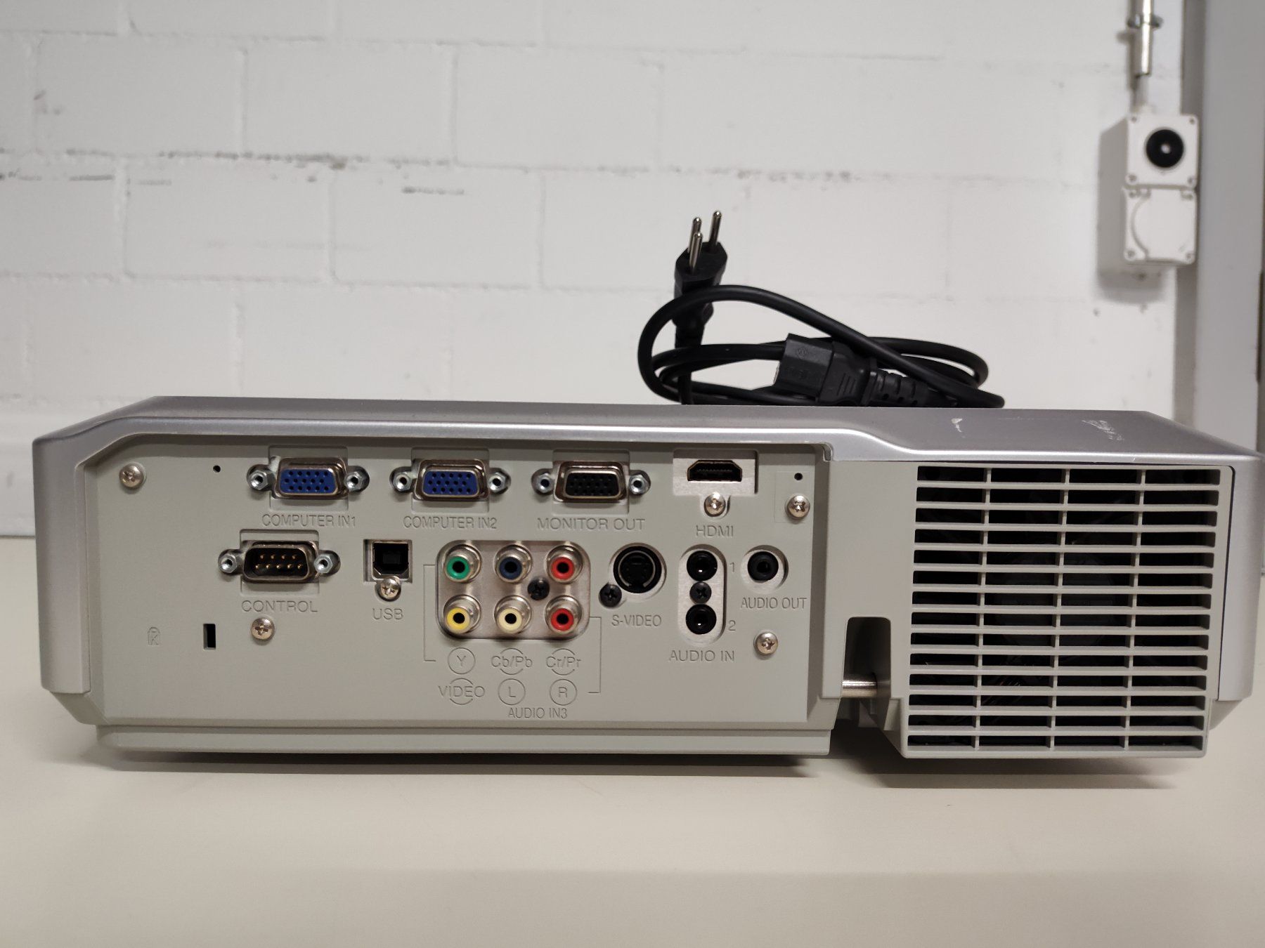 Hitachi Proiettori: Hitachi Beamer, Projector CP–WX410 – Usato da Bern venduto da WE_ARE 3