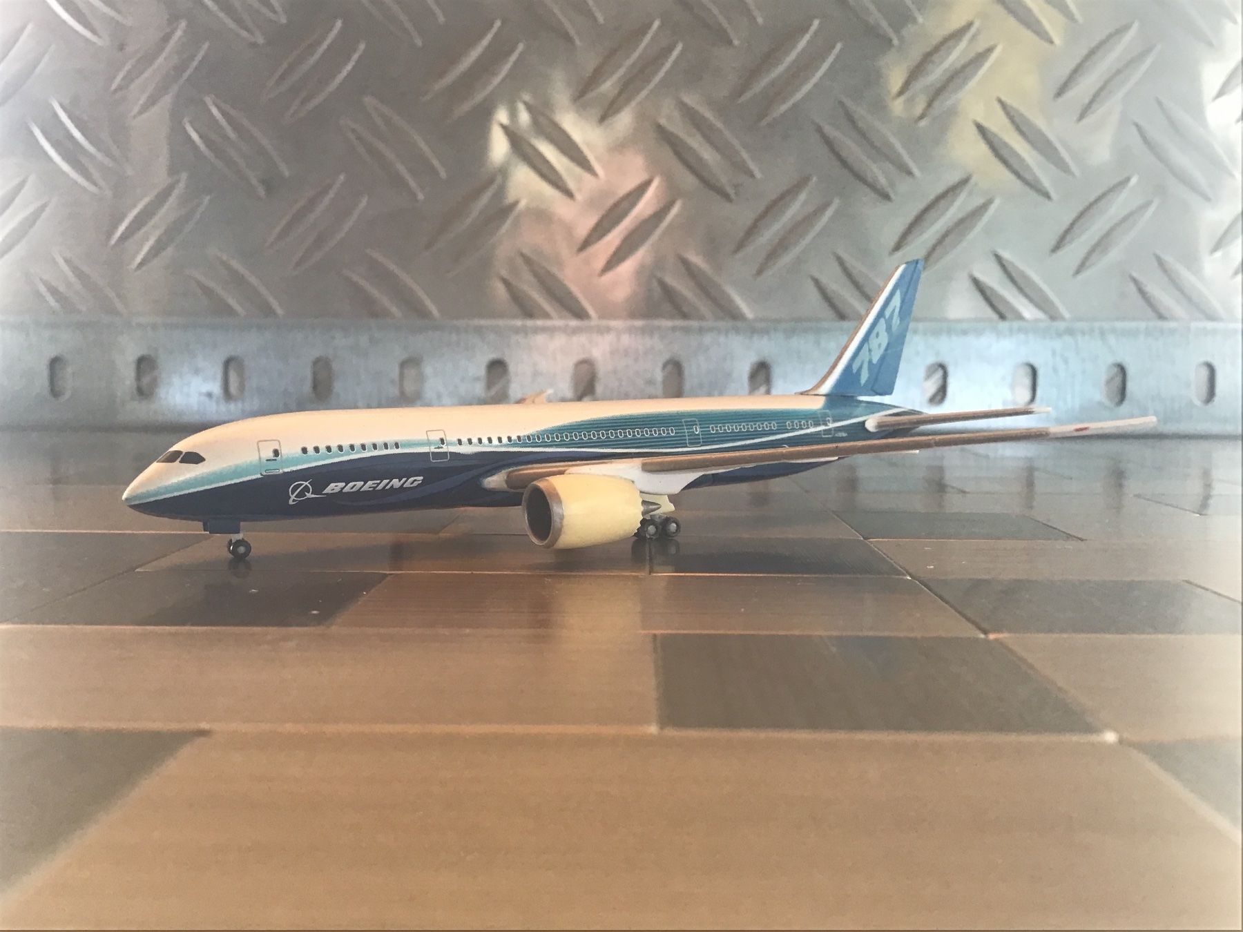 Herpa Kit di modellismo & Modellini statici: HERPA  BOEING 787-8 1/500 – Usato da Männedorf venduto da Spezial-Modelle