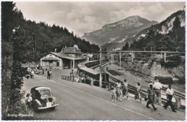 Brünig Bahnhof belebt Zug Auto VW