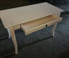 Tisch mit Schublade und geschwungenen Beinen / Ikea Leksvik