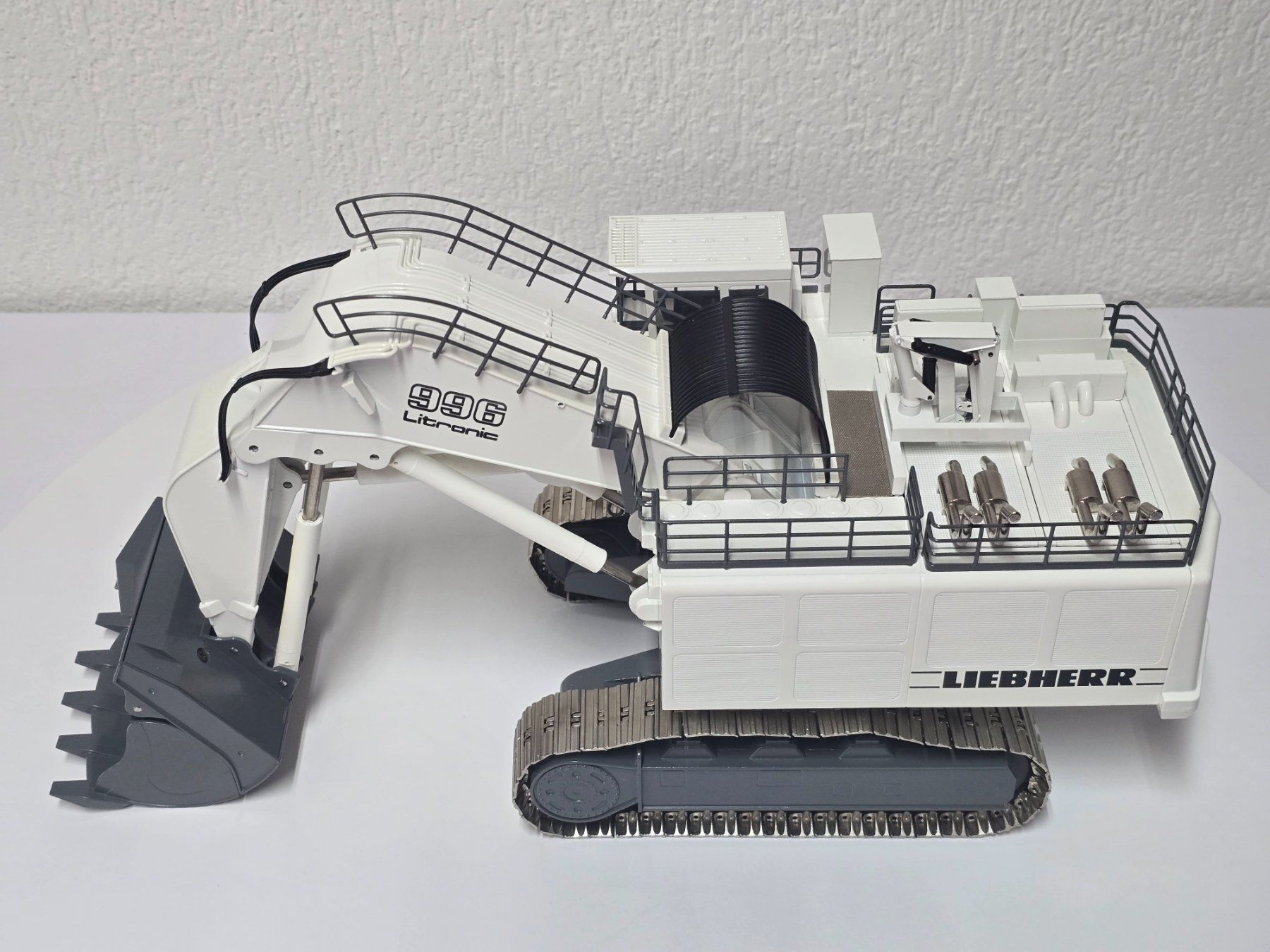 Conrad Modellini d'auto: Conrad 2811, Liebherr 996, weiss, Schaufelbagger, Vitrine – Nuovo (secondo la descrizione) da Kloten venduto da Nicola2 3