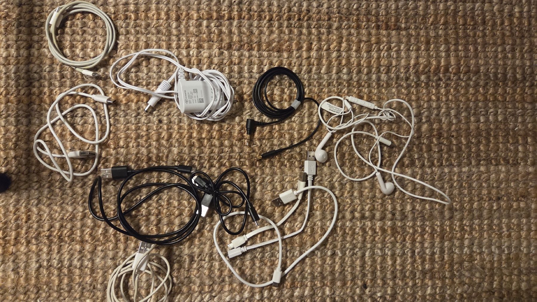Apple Cavi: Div. Ladekabel, Apple, Samsung etc. – Usato da Kreuzlingen venduto da MeinKleinesAtelier