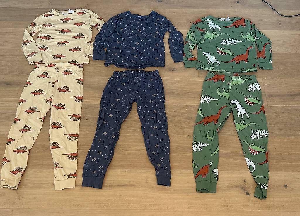 Pyjamas: 3 Pyjamas  Grösse 122/128 – D'occasion à Männedorf par Brunei03