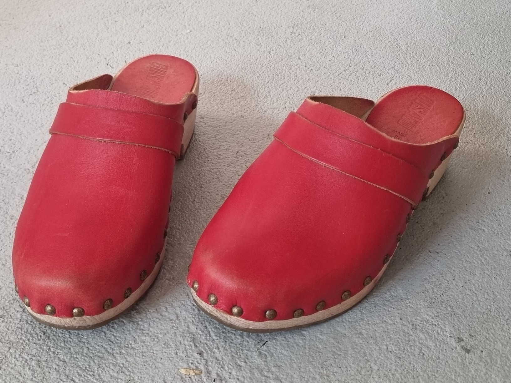 Scarpe da uomo: Sabots en cuir rouge, marque Bosabo, point. 39 – Usato da vevey venduto da komulainen 1