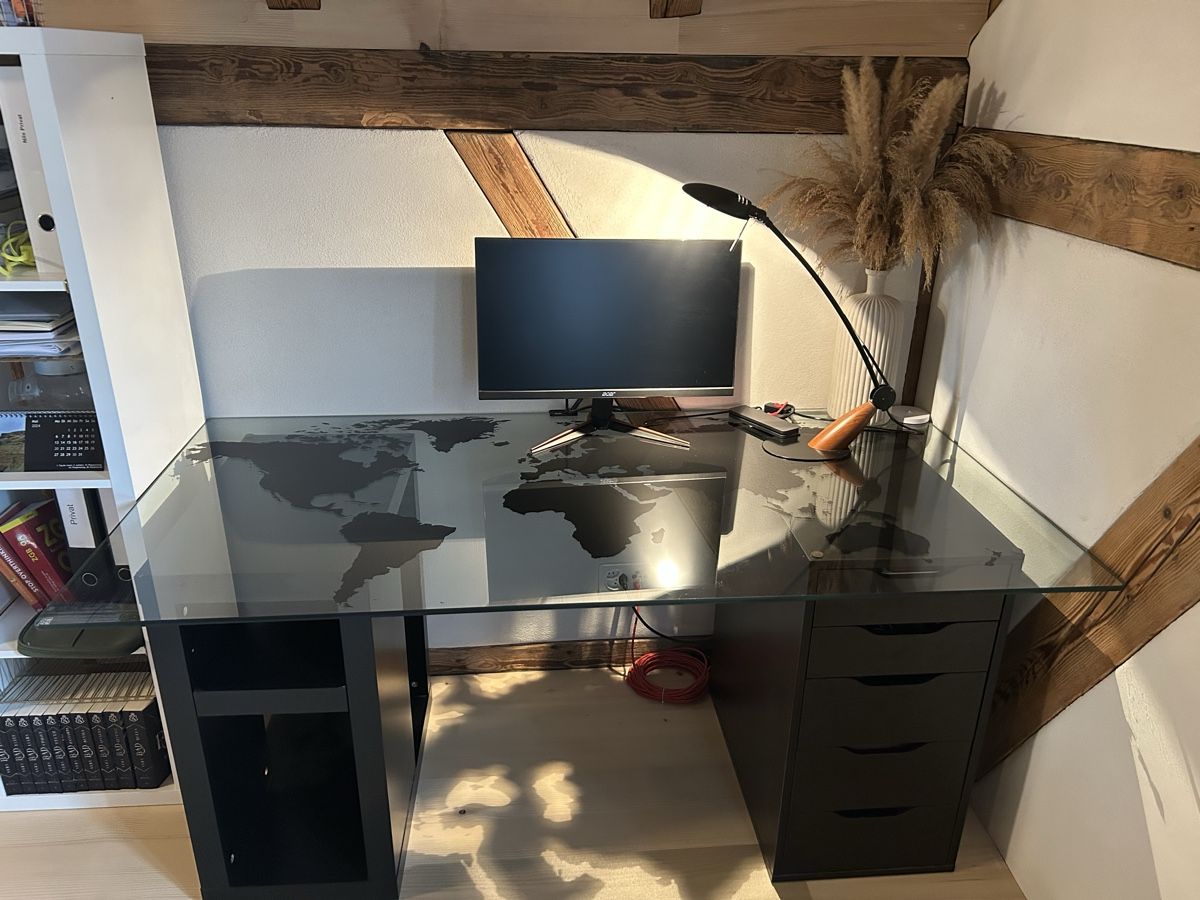 Ikea Scrivanie: Schreibtisch mit Glasplatte  – Usato da Küssnacht am Rigi venduto da gal_97dh 1