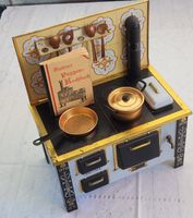 Schöner Vintage Puppenherd mit antikem Puppenkochbuch 