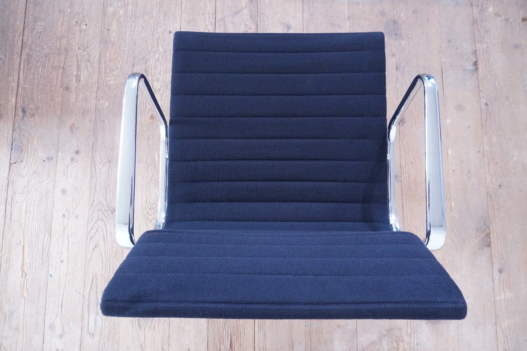Vitra Sedie: Vitra Eames Alu Chair EA107 Hopsak nero – Usato da Bad Zurzach venduto da QLASSIQ 4