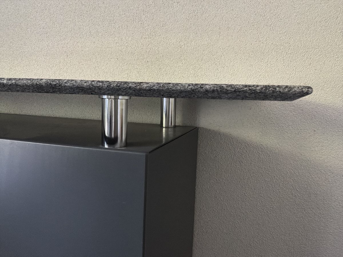 Credenze: Hochwertiges Sideboard Holz mit Granitplatte – Usato da Bremgarten AG venduto da Belana0 2