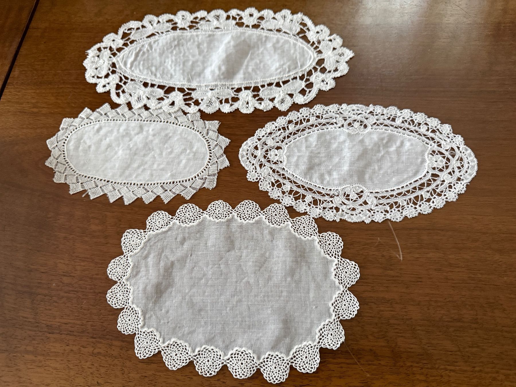 Autre linge de table: 4 Deckchen Set oval mit Spitzenbordüre gebraucht – D'occasion à Erstfeld par Mario_boe0