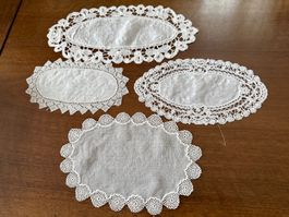 4 Deckchen Set oval mit Spitzenbordüre gebraucht