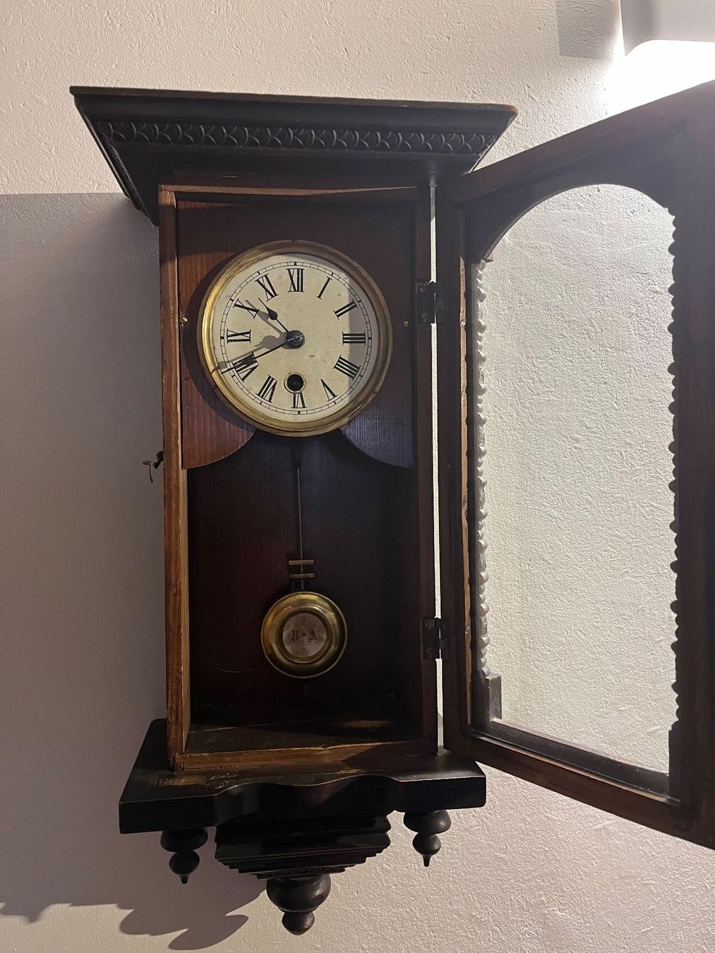 Braun Orologi da terra & Orologi da parete: Schöner Regulator in dunklem Holz – Usato da Gossau ZH venduto da Classic 1
