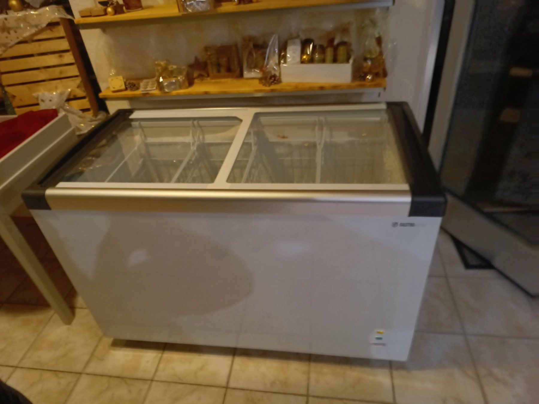 Gefrierschrank: Tiefkühltruhe, mit Glas-Schiebedeckel – Gebraucht aus Altbüron von Kaktus85 1