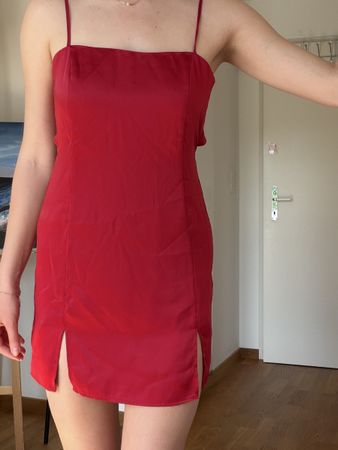 Kleid rot Grösse S mit Schlitz im guten Zustand